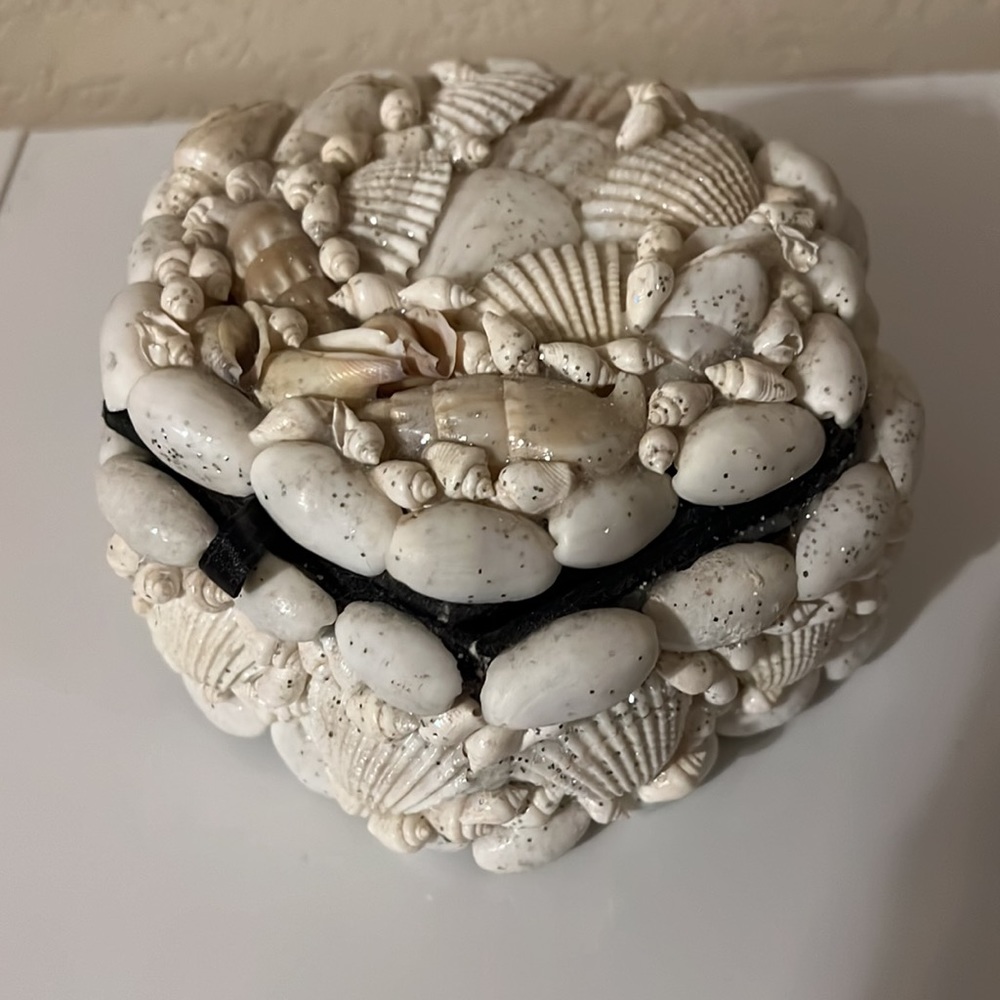 Shell keepsake box - Picture 2 of 7